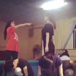 新疆成人舞简单视频,热情洋溢的民族风情展示